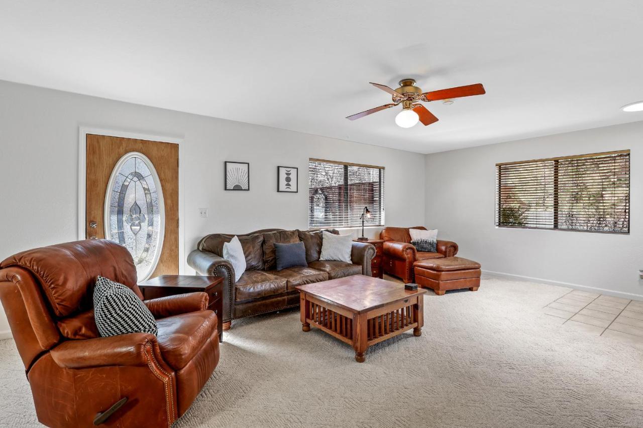 Captivating Continental Country Club Retreat With 4 Bdr And Spacious Deck! Flagstaff Bagian luar foto