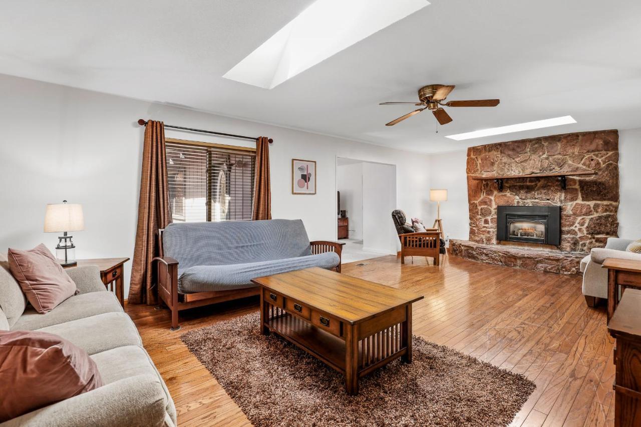 Captivating Continental Country Club Retreat With 4 Bdr And Spacious Deck! Flagstaff Bagian luar foto